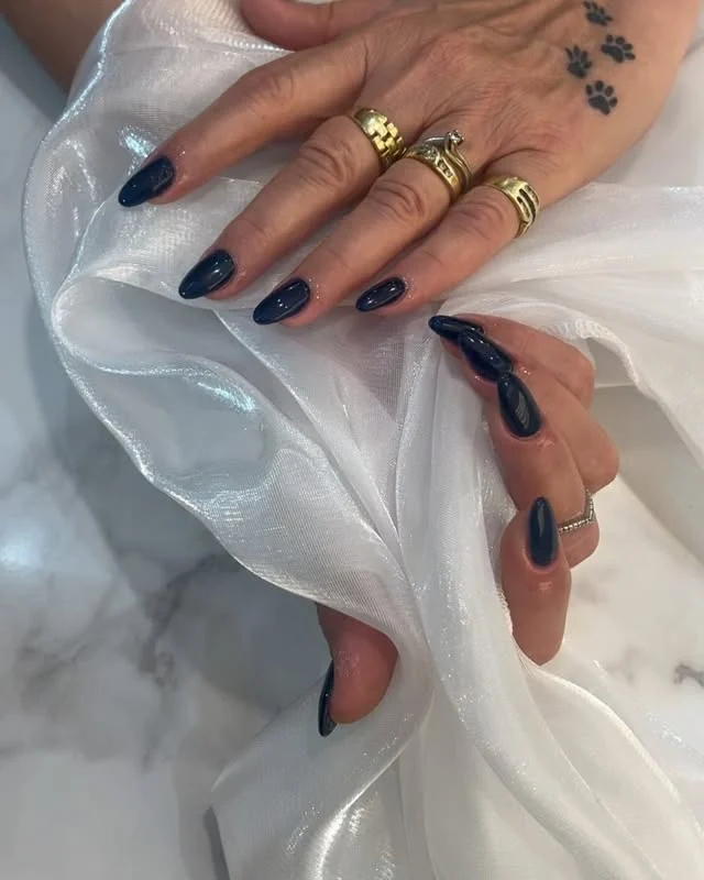Manicure blu effetto velluto realizzata da Jex Nail & Beauty