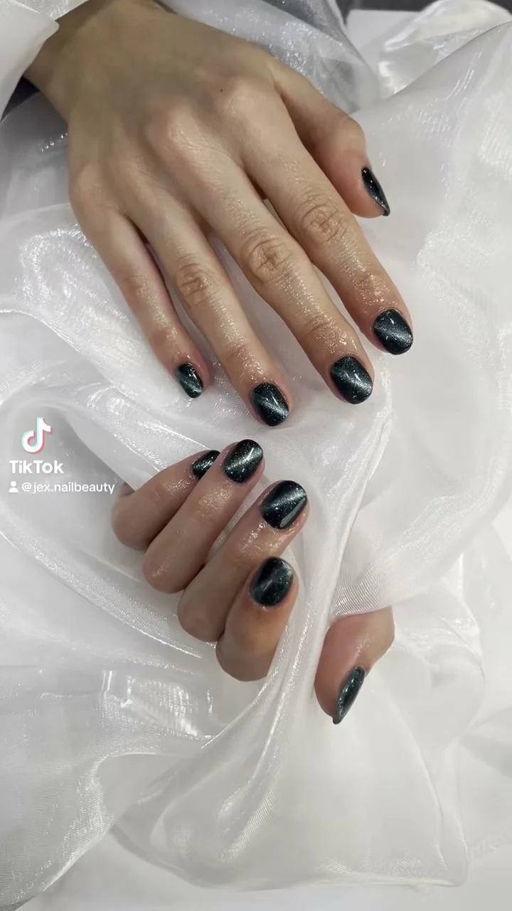 Unghie verde smeraldo cat-eye realizzate da Jex Nail & Beauty
