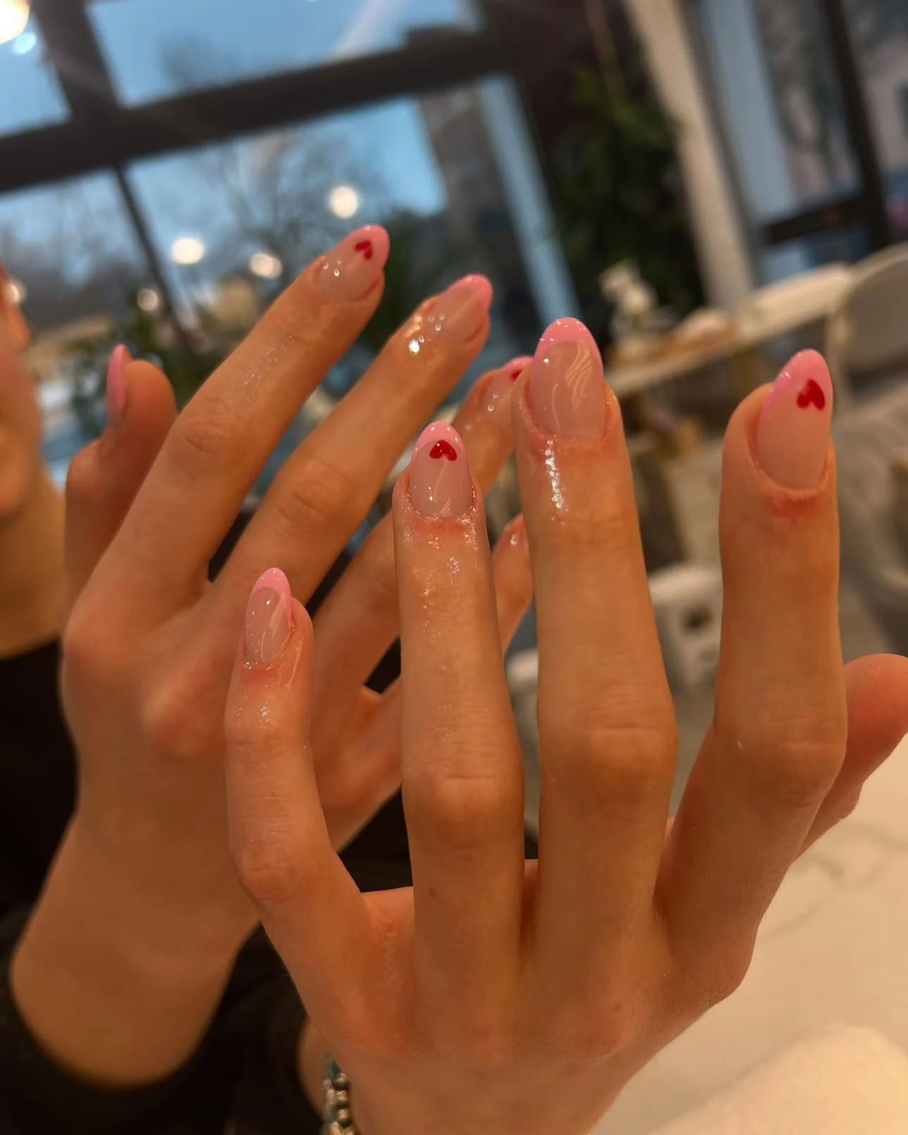 French rosa con cuori rossi realizzata da Jex Nail & Beauty