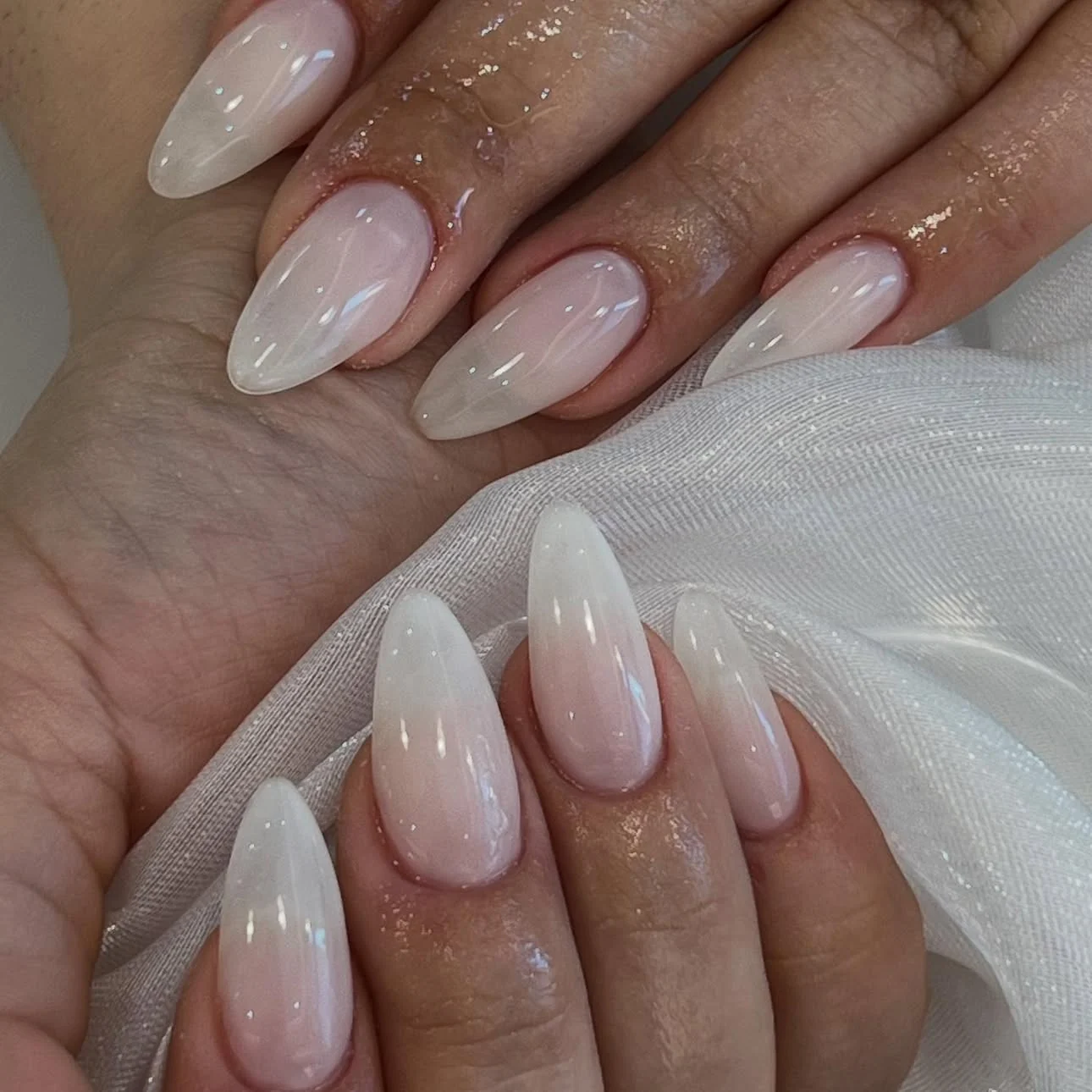 Unghie bianco latte a mandorla realizzate da Jex Nail & Beauty