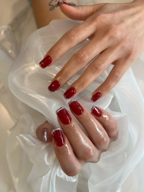 Manicure rossa con dettaglio glitter realizzata da Jex Nail & Beauty