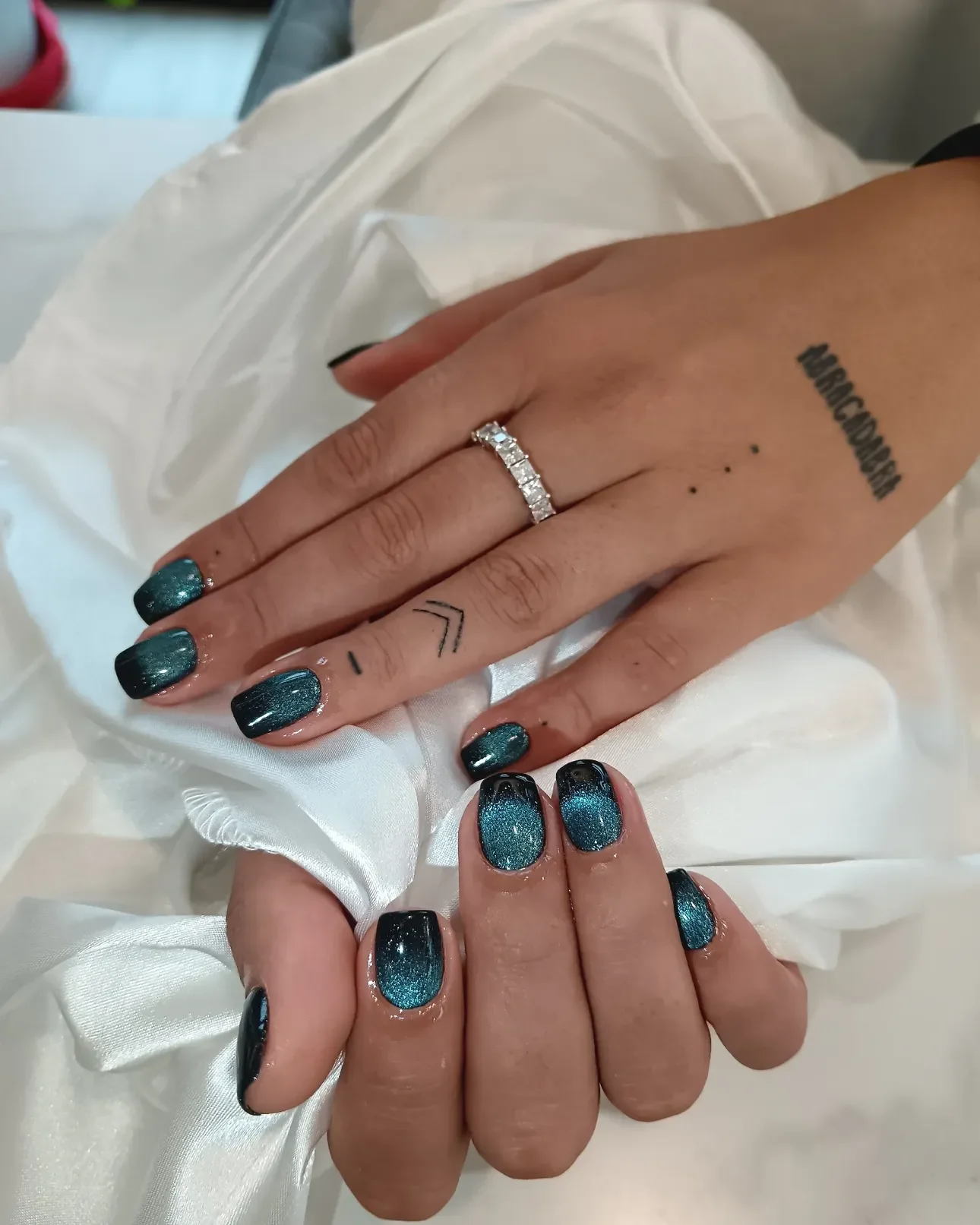Manicure teal glitter realizzata da Jex Nail & Beauty a Modena